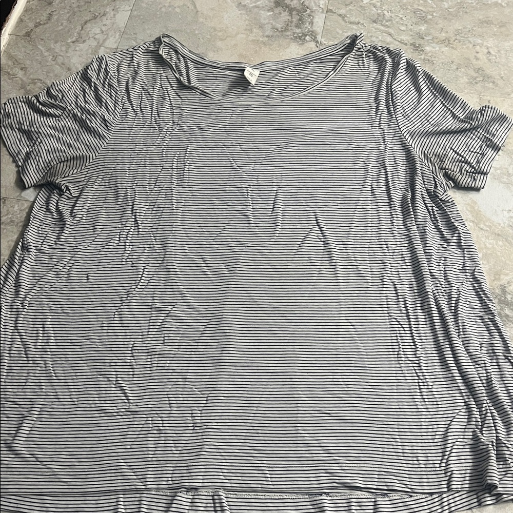 Old Navy Black and White Striped Short Sleeve Tee